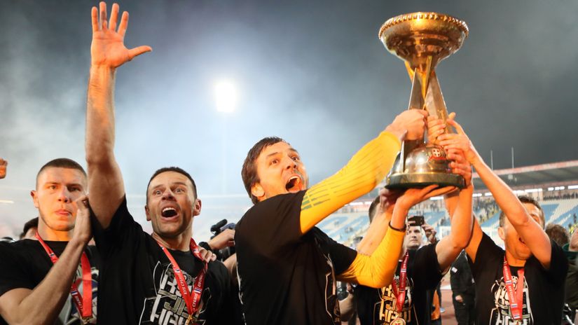 Fudbaleri Partizana sa peharom Kupa (©MN Press)