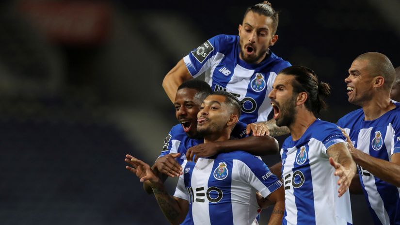 Hesus Korona (Porto) proslavlja gol sa saigračima