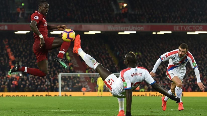 Sadio Mane i Mamadu Sako u duelu (©AFP) 