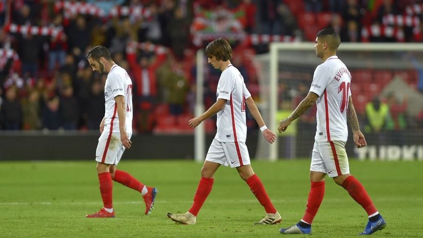 Fudbaleri Sevilje posle poslednjeg poraza na San Mamesu (©AFP)