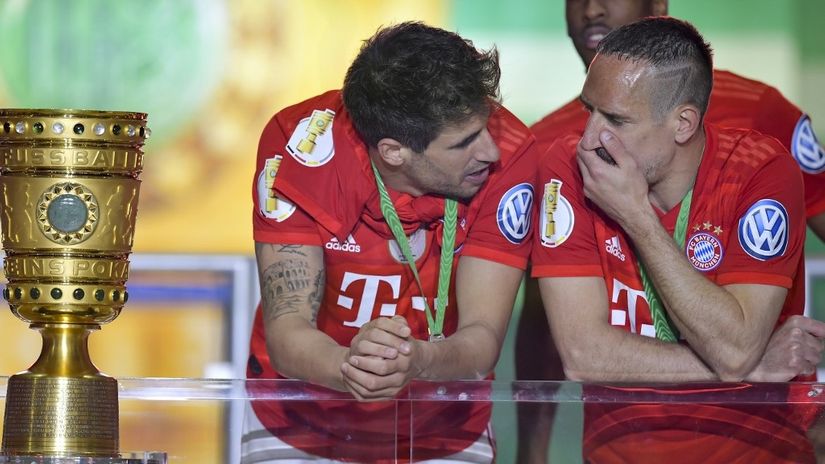 Martinez i Riberi sa peharom DFB kupa (© AFP)
