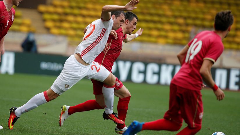 Artjom Dzjuba (Rusija) i Filip Kostić (Srbija)