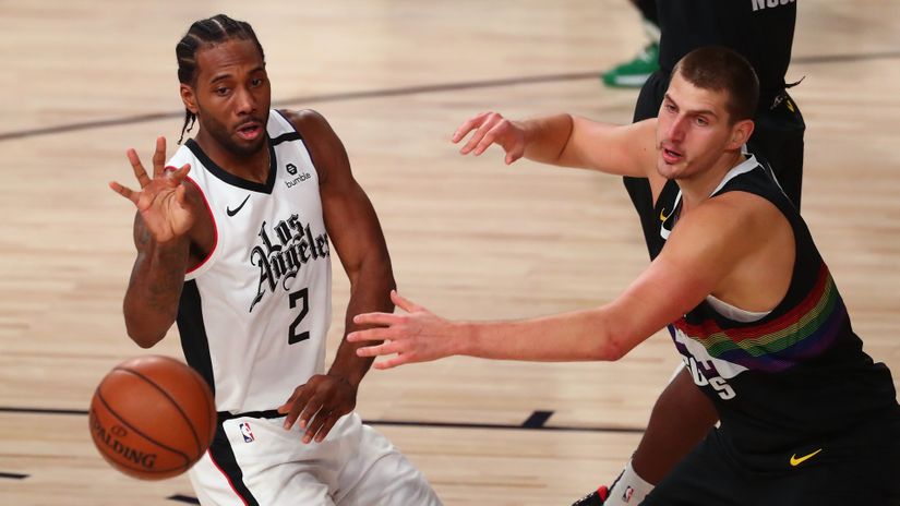 Kavaj Lenard i Nikola Jokić (©Reuters)