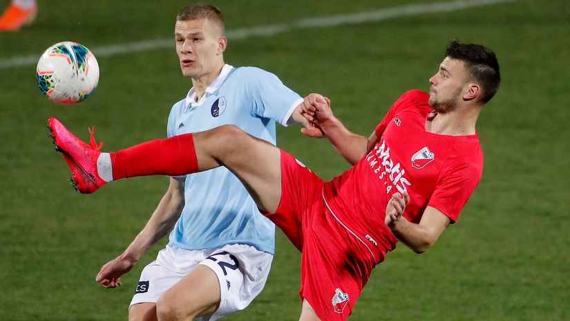 Luka Luković u crvenom dresu Javora protiv Aleksandra Busnića (© Star sport)
