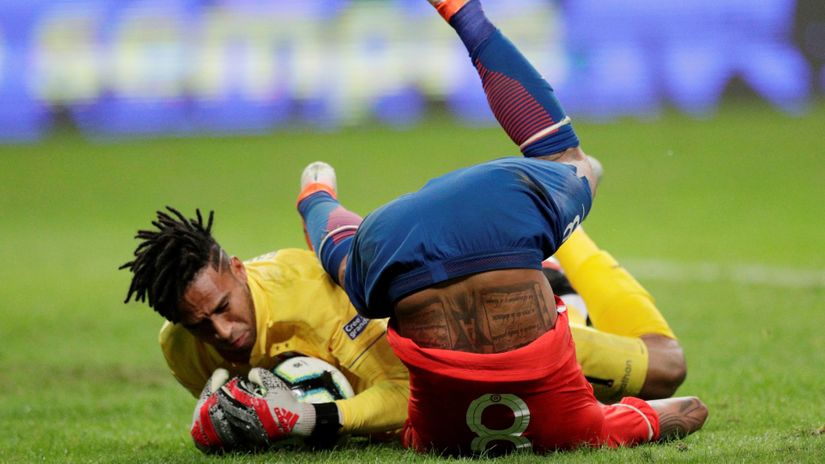 Pedro Galjese (Peru) i Arturo Vidal (Čile)