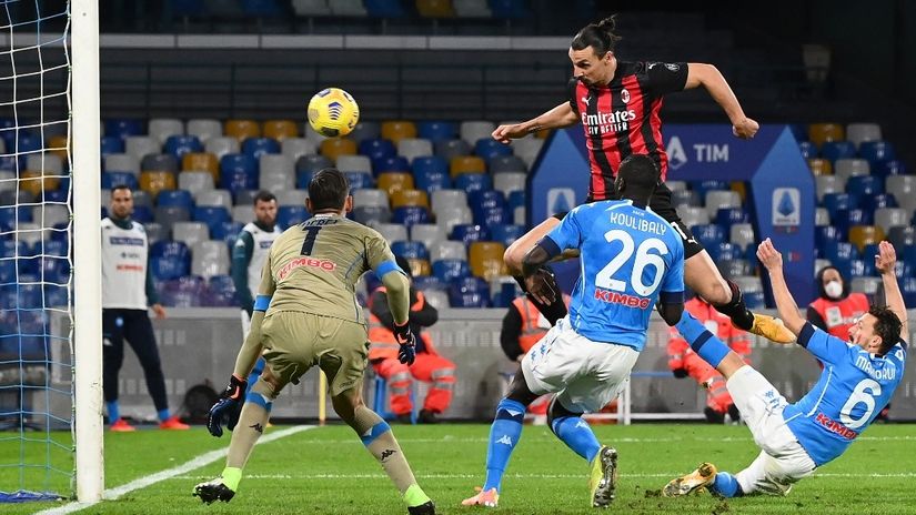 Ibrahimović protiv odbrane Napolija (© AFP)