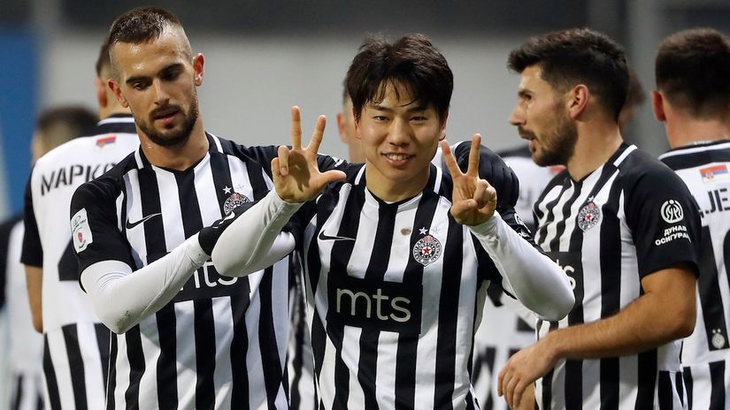 Takuma Asano posle prvog gola sa Holenderom i Jojićem (© Star sport)