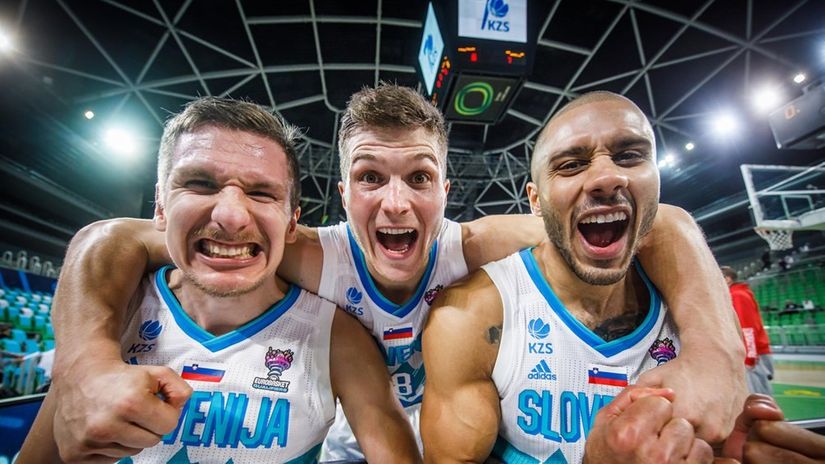 Slavlje košarkaša Slovenije (©FIBA Basketball) 