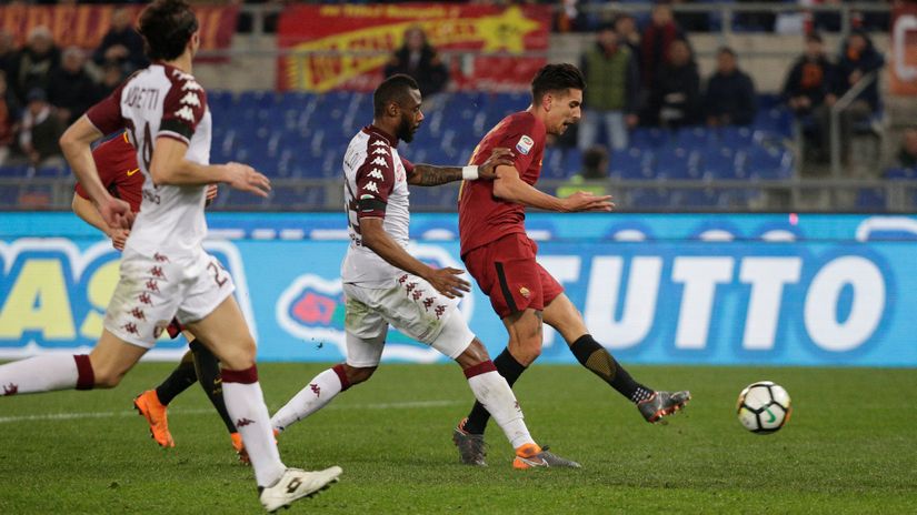 Lorenco Pelegrini (Roma) šutira na gol Torina