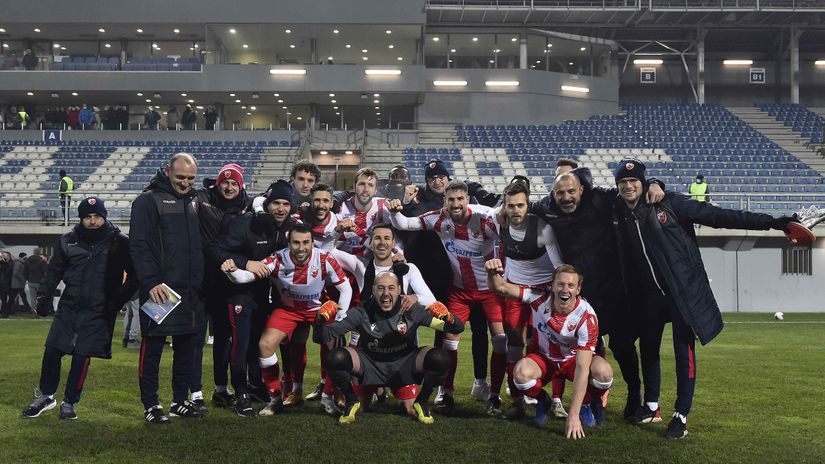 Fudbaleri i stručni štab Zvezde posle pobede u Gornjem Milanovcu ⒸStarsport