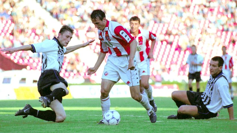 Jovan Gojković protiv Branka Savića i Vuka Rašovića u finalu Kupa Jugoslavije 1999. godine (©MN Press)