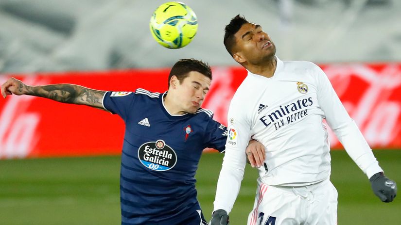 Santi Mina u duelu sa Kazemirom iz Reala prošle nedelje u Madridu (©Reuters)