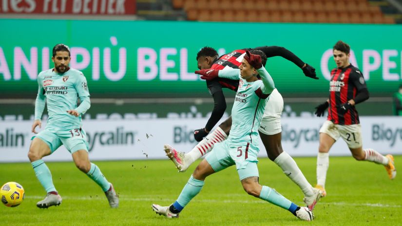 Rafael Leao (Milan) šutira pored Armanda Ica (Torino)