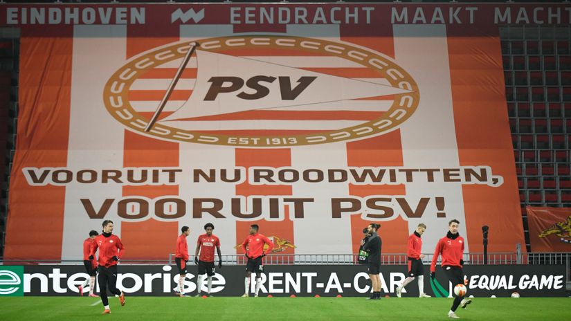 Fudbaleri PSV-a na zagrevanju (©Reuters)