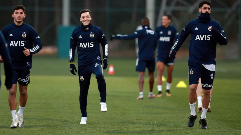 Mesut Ozil na treningu u novom klubu (©Reuters)
