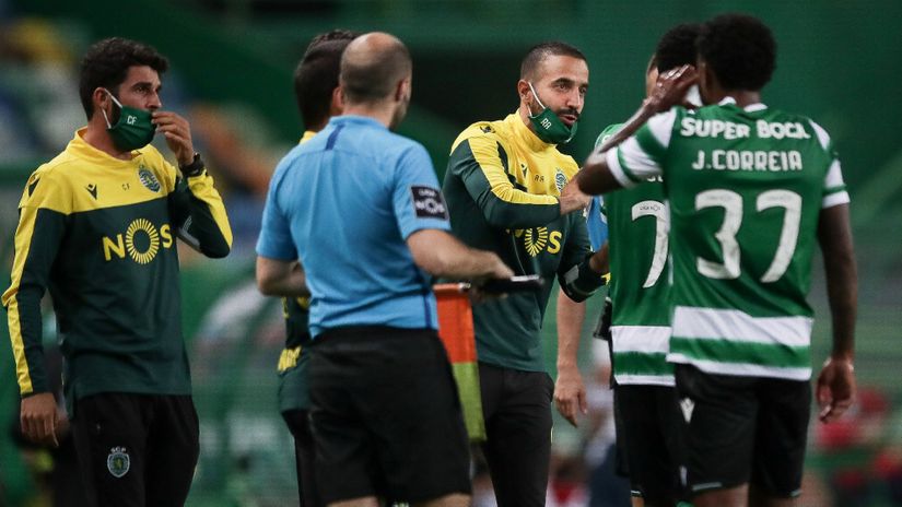 Ruben Amorim daje savete fudbalerima Sportinga (©Reuters)