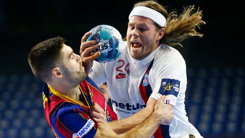 Mikel Hansen u duelu sa Blažom Jancom iz Barselone (©Reuters)