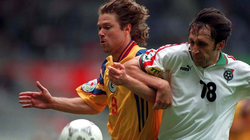Florin radučoju i Canko Cvetanov u meču na Euro 1996 (©Reuters) 