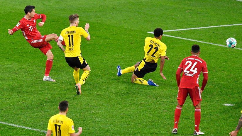 Robert Levandovski (Bajern) šutira na gol Dortmunda