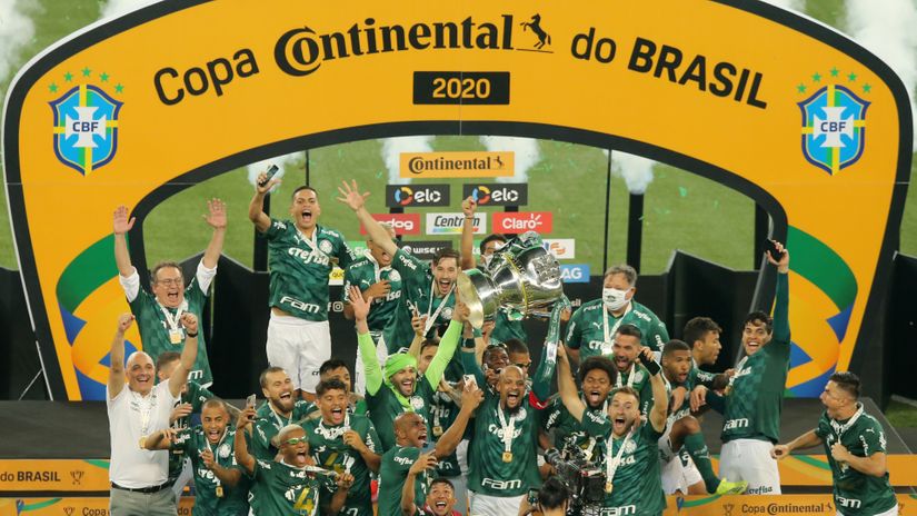 Fudbaleri Palmeirasa slave na pobedničkom postolju ( ©Reuters)