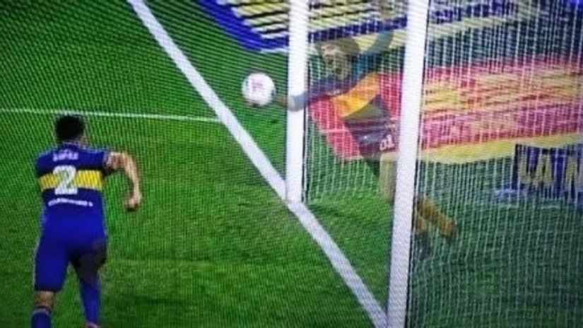 Argentinske ludorije: Maradonin duh se pojavio na gol-liniji i spasao Boku u Superklasiku! (VIDEO)