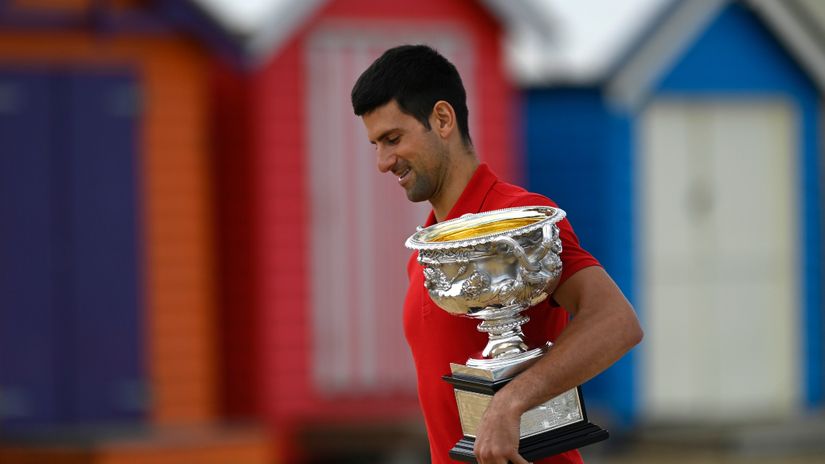 Novak Đoković s peharom osvajača Australijan Opena (©Reuters)