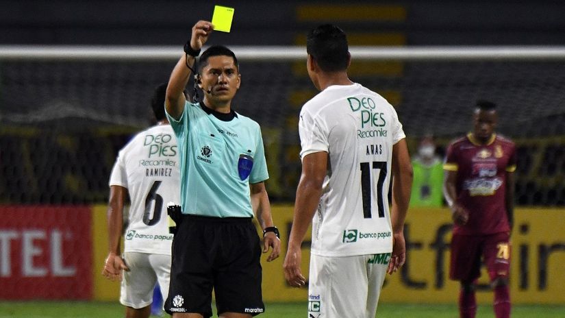 Horhe Enrike Arijas, fudbaler Deportivo Kalija dobija žuti karton (©AFP)