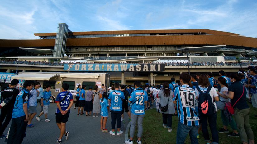 Navijači ispred stadiona Kavasakija (©Shutterstock)