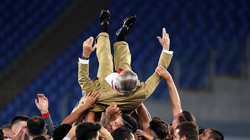 De Laurentis na rukama fudbalera Napolija (© Reuters)