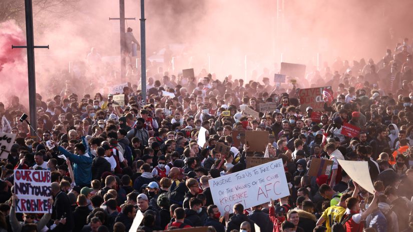 Veliki protest ispred Emirejtsa i poruke "Krenke odlazi" (VIDEO+FOTO)