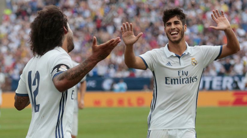 Marselo i Marko Asensio (Real Madrid) proslavljaju gol na meču sa Čelsijem