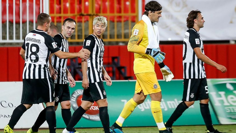 Vladimir Stojković i Lazar Marković ispred Takume Asana (© Star sport)