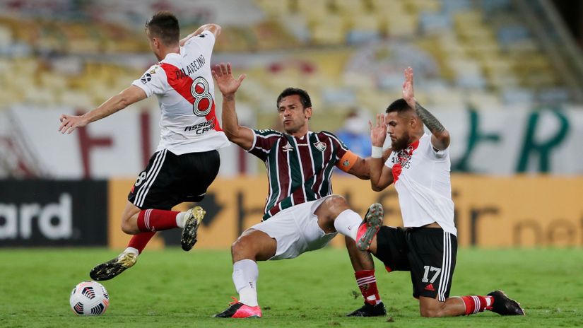 Agustin Palavesino u duelu sa Fredom iz Fluminensea (©Reuters)