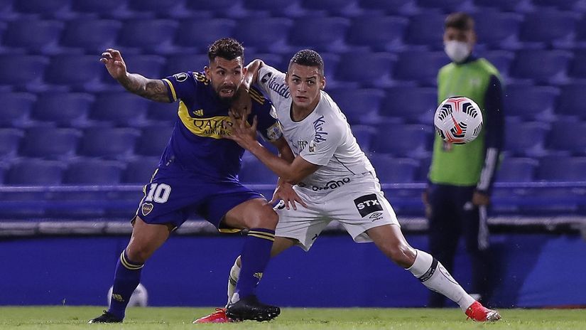 Karlos Tevez u duelu sa Kajkijem Melom (©AFP)