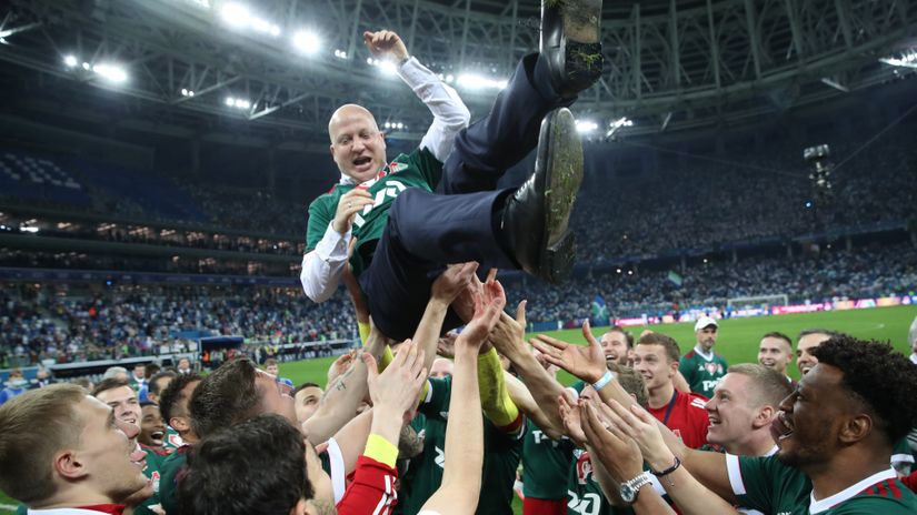 Marko Nikolić na rukama igrača Lokomotive (©twitter.com/fclokomotiv)
