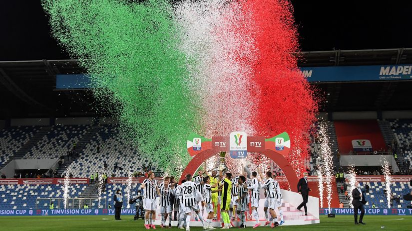 Juventusovi igrači sa peharom (©Reuters)