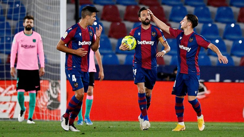 Horhe Morales (Levante) proslavlja gol sa saigračima