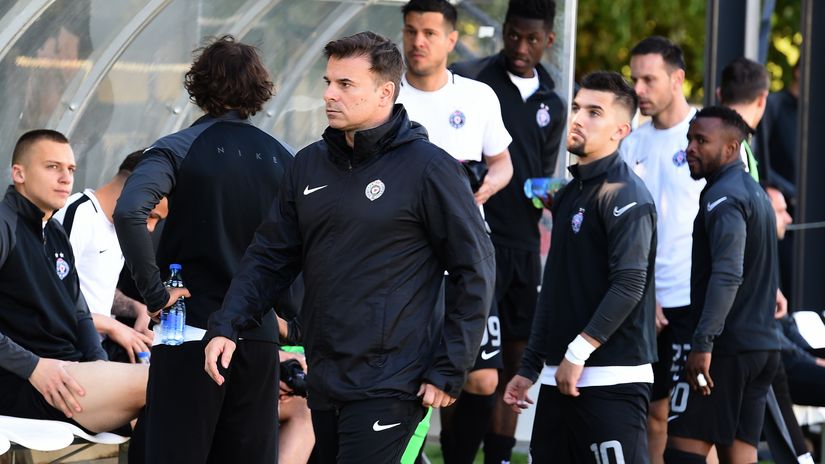 Stanojević sa igračima (© MN Press)
