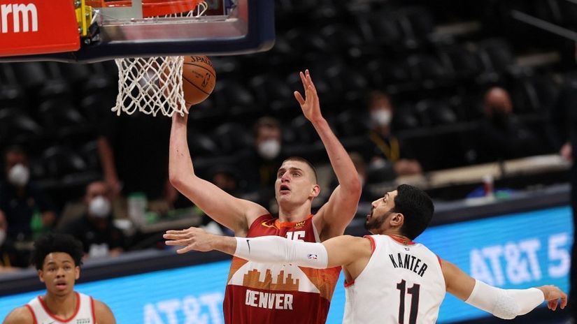 Nikola Jokić i Enes Kanter (©AFP)