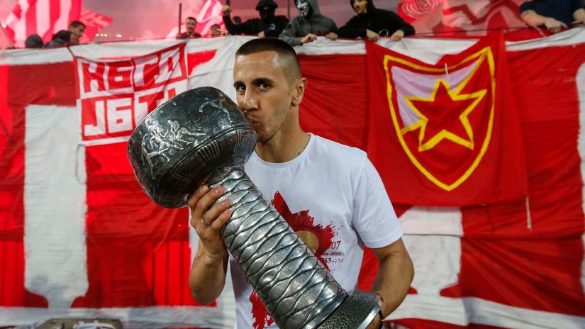 Aleksandar Pešić slavi titulu u Zvezdinom dresu (Starsport)