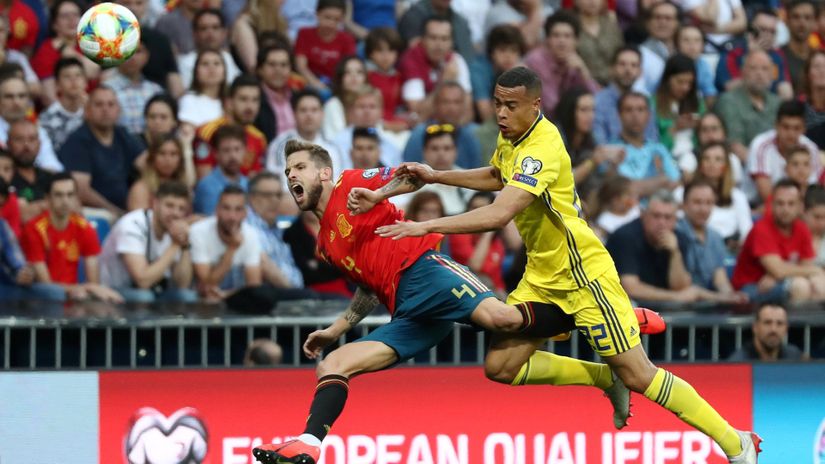 Duel sa meča Španije i Švedske u kvalifikacijama (©Reuters)