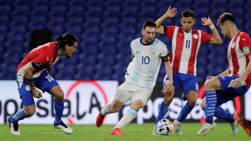 Lionel Mesi protiv Paragvaja (©Reuters)