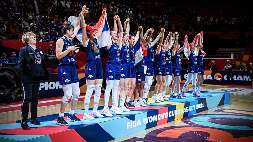 Marina Maljković sa svojim košarkašicama (©FIBA Basketball)