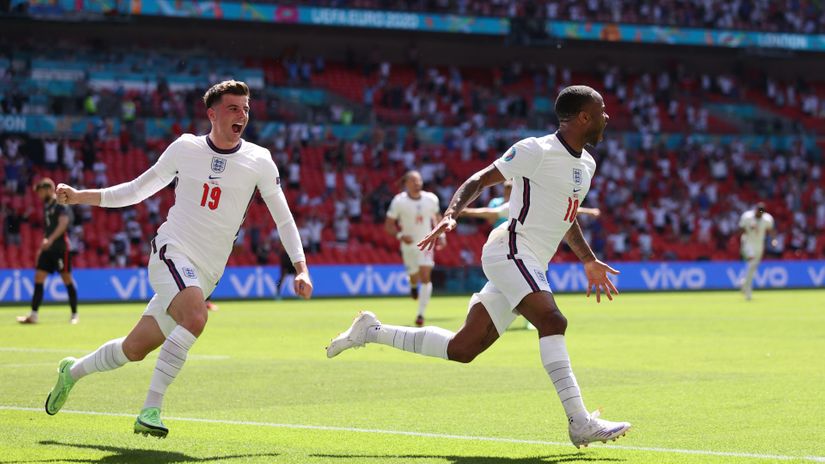Mejson Maunt i Rahim Sterling (Engleska) proslavljaju gol