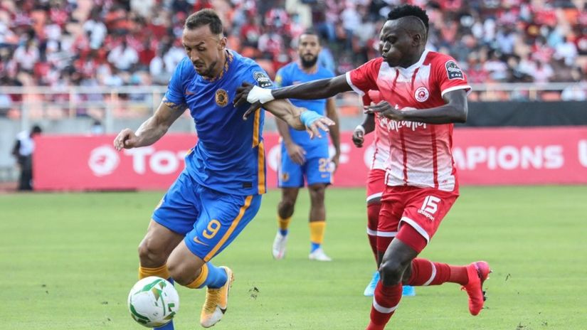 Samir Nurković iz Kajzer Čifsa u duelu sa Mohamedom Husainom iz tanzanijske Simbe (Foto: AFP)