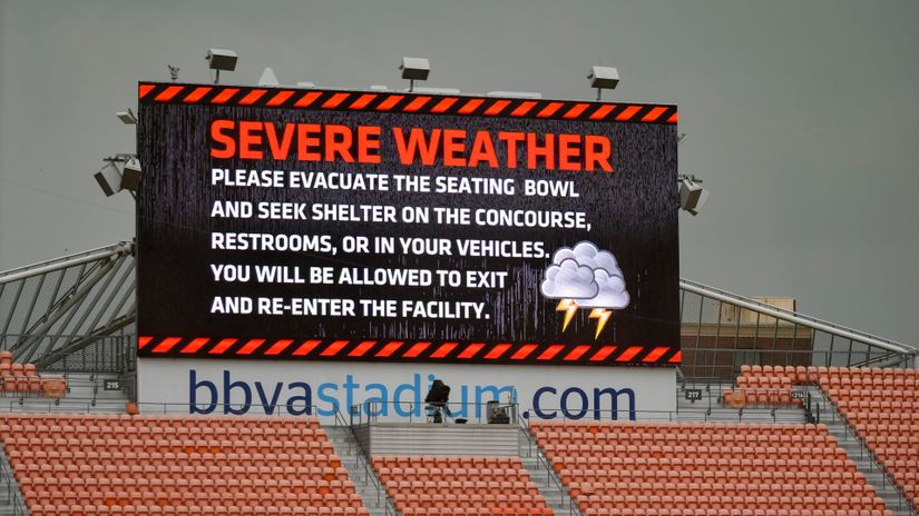 Poruka upozorenja na stadionu u Hjustonu (©Reuters)