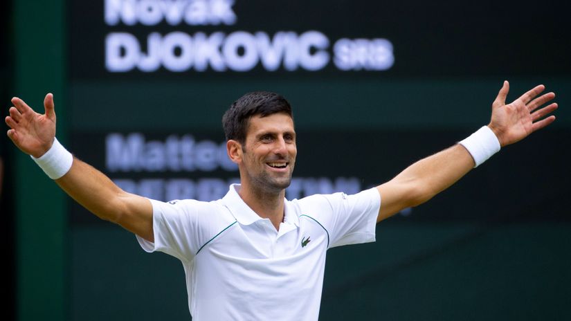 Novak Đoković posle osvajanja Vimbldona (©Reuters)
