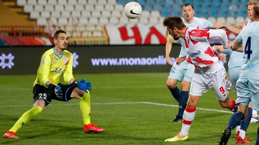 Milan Pavkov (Crvena zvezda) šutira na gol Vojvodine
