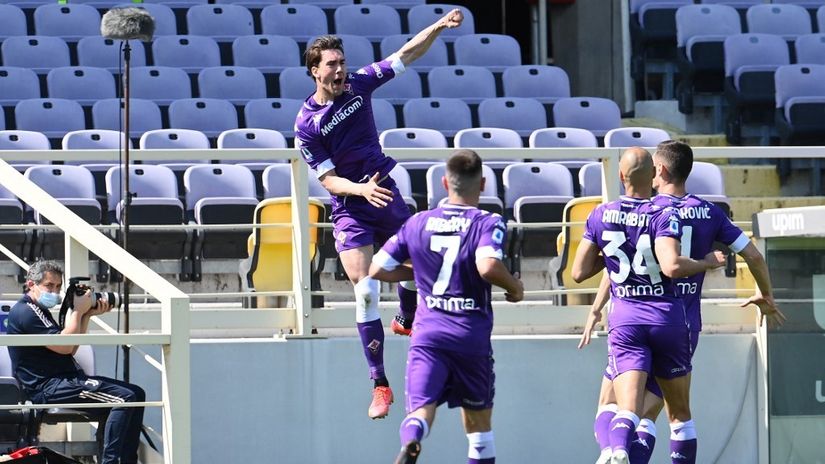 Dušan Vlahović slavi gol (©AFP)