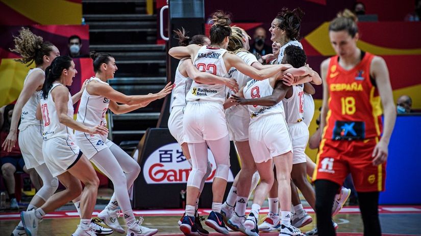 Slavlje košarkašica Srbije posle trijumfa nad Španijom (©FIBA Basketball)